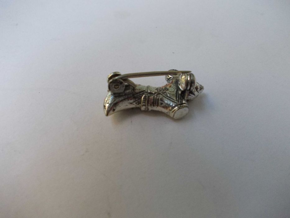 Brosa veche din argint in forma de pantof papuc