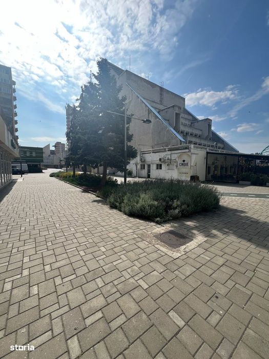 Apartament cu 3 camere RENOVAT Zona CENTRALA Etaj INTERMEDIAR