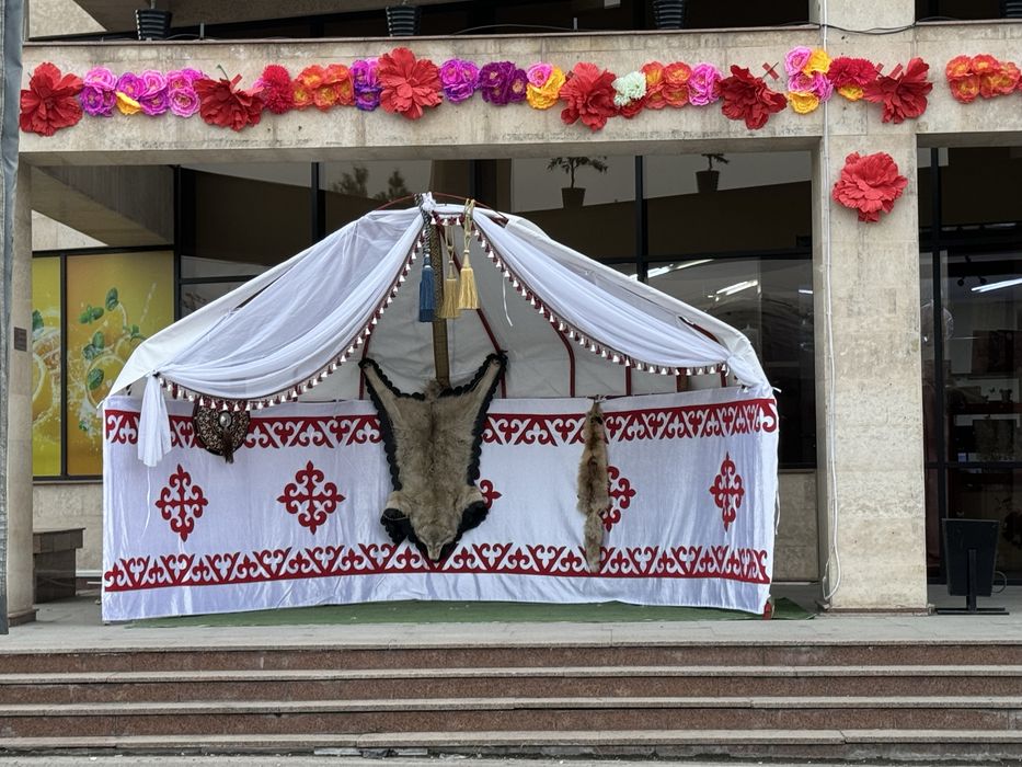 Аренда палатка кругли стол пасуда