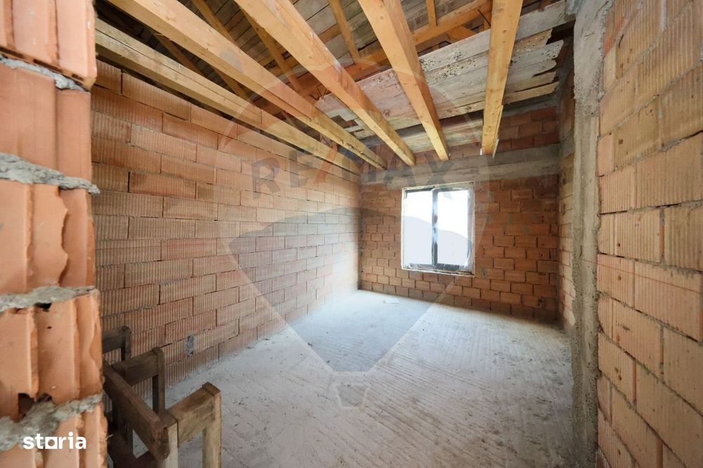 Duplex  la roșu cu 2 apartamente - 6 camere, terase generoase și curte