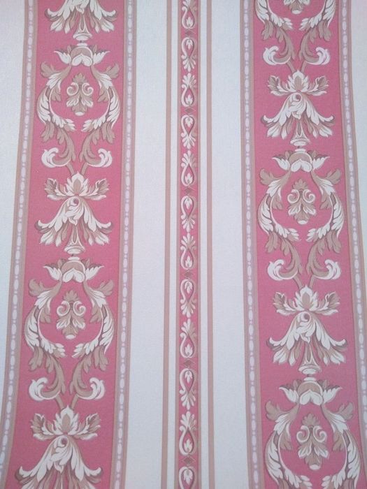 Профессионально клею обои.