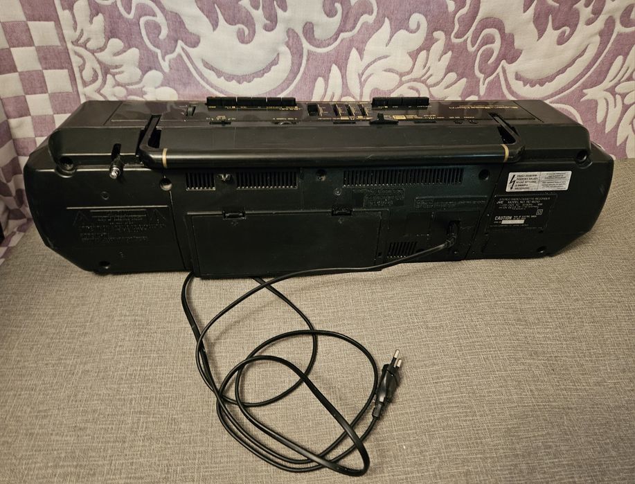 Магнитофон JVC включается тихо играет