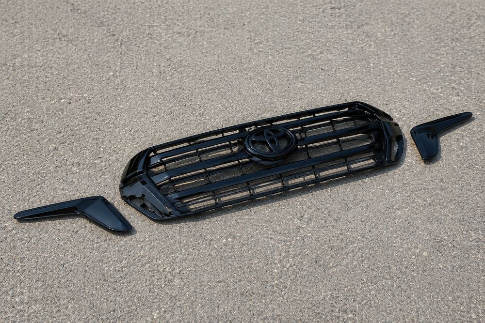 Черный рештка Toyota Land Cruiser