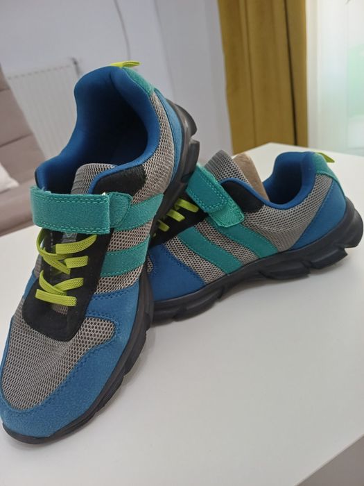 Vând pantofi sport!!!