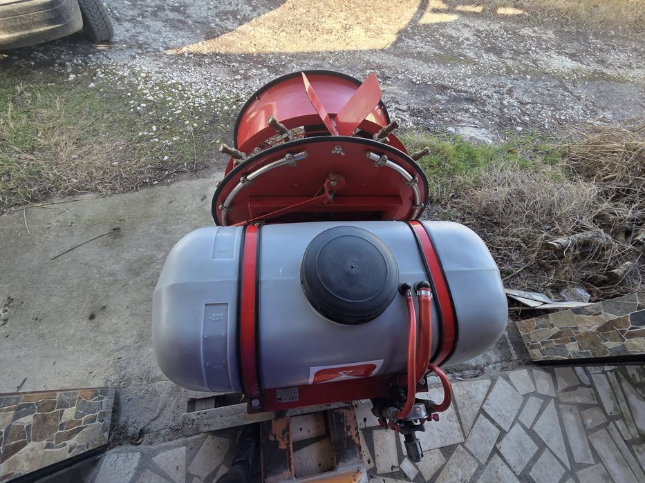 Продавам навесна пръскачка Agron