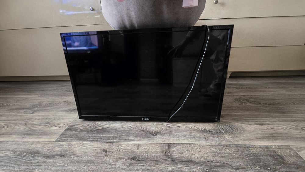 Телевизор Haier 74×43 см + пульт + кронштейн