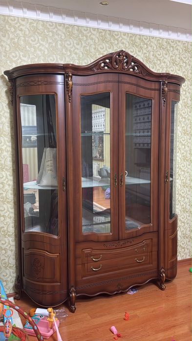 Сервант және детский диван сатылады.