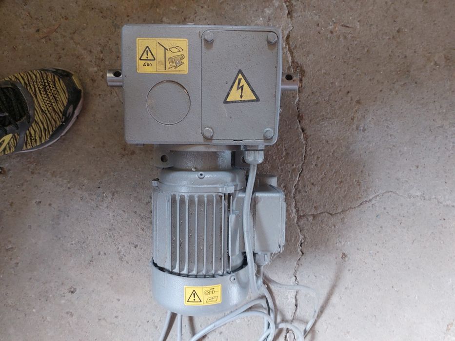 Vând reductor cu motor