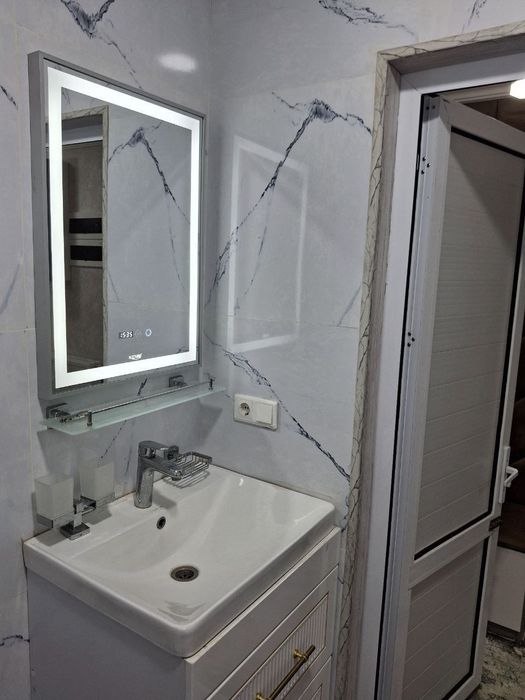 Сергелийский район, рядом со станцией метро «Сергели».