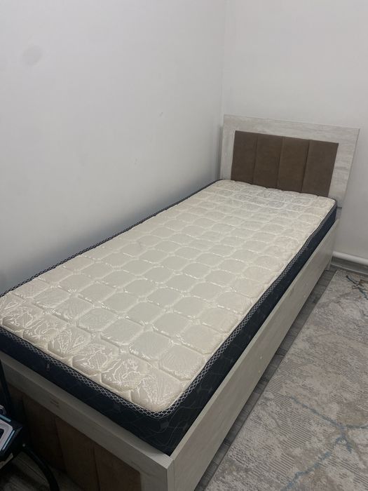Продам кровать с ортопедическим матрасом