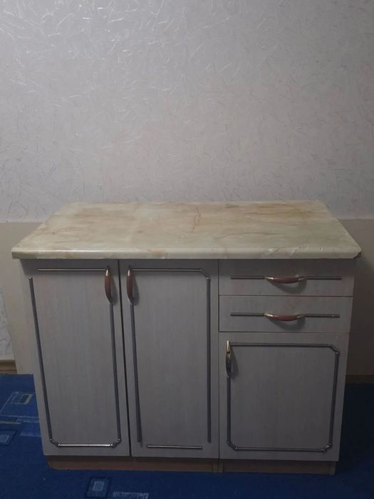 Отдам бесплатно стол шкаф для кухни