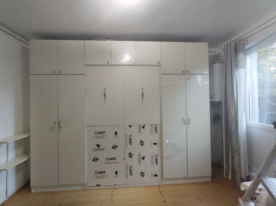 Set mobilier dormitor pat incorporat in mobila