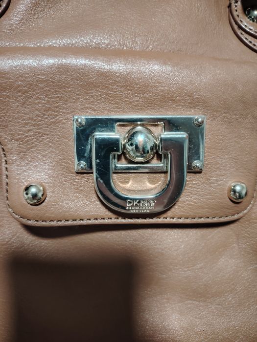 Vând geantă DKNY,foarte puțin purtata