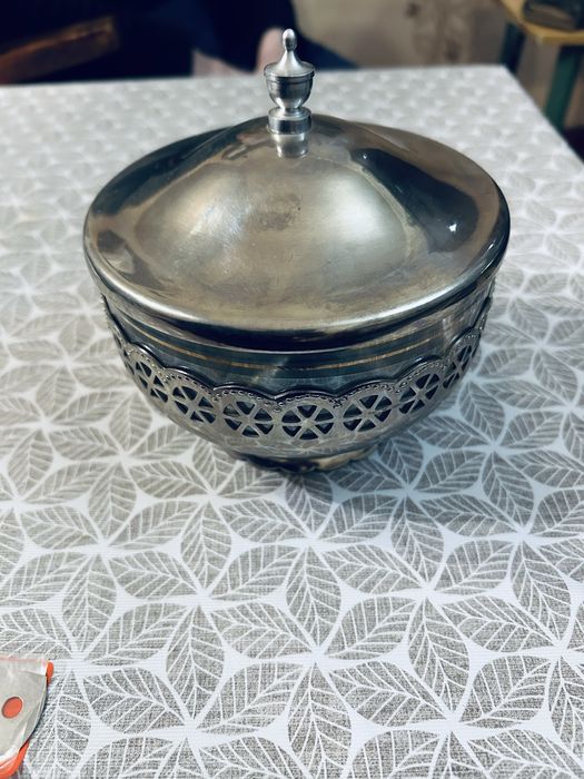 Продаю вазу с крышкой мельхиоровые