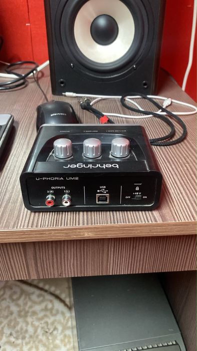 і Behringer U-PHORIA UM2 аудиокарта