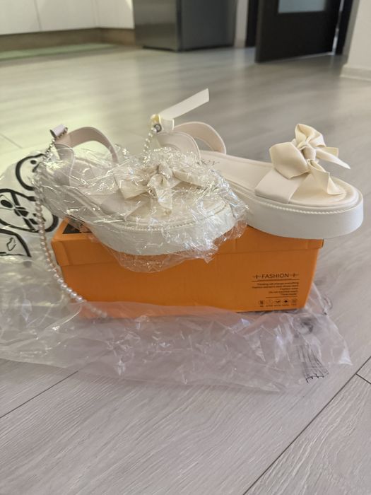 Сандали  нови,бели