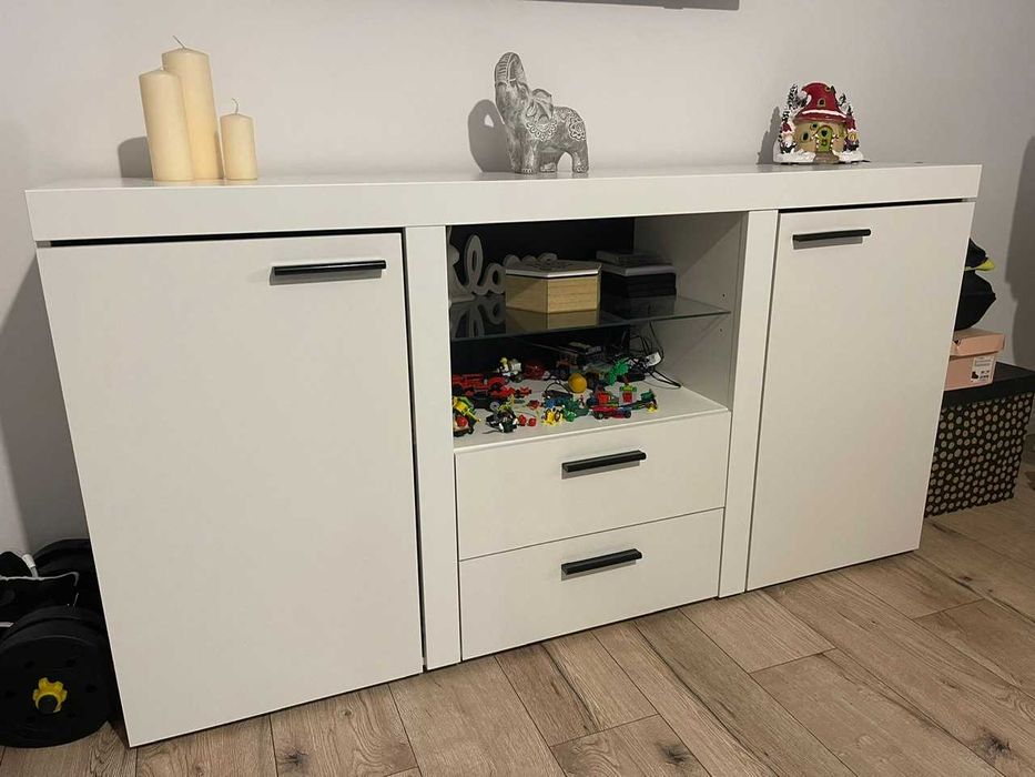 Vand comoda pentru camera