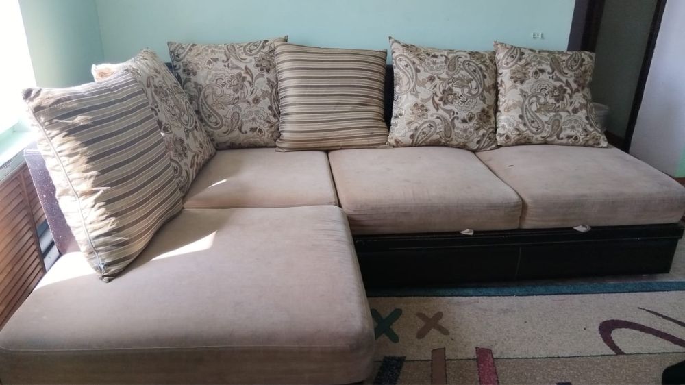 Шкаф,писменный стол,диван