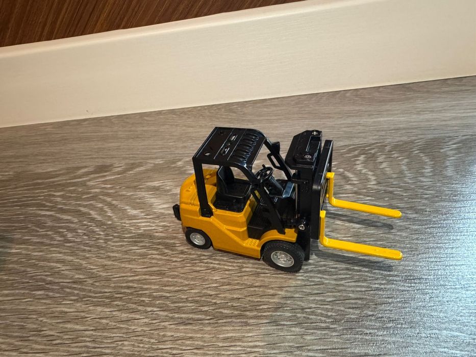 На радиоуправлении вилочный погрузчик