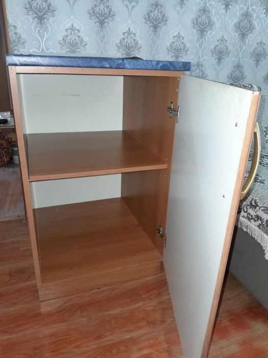 Продам кухонную тумбочку.