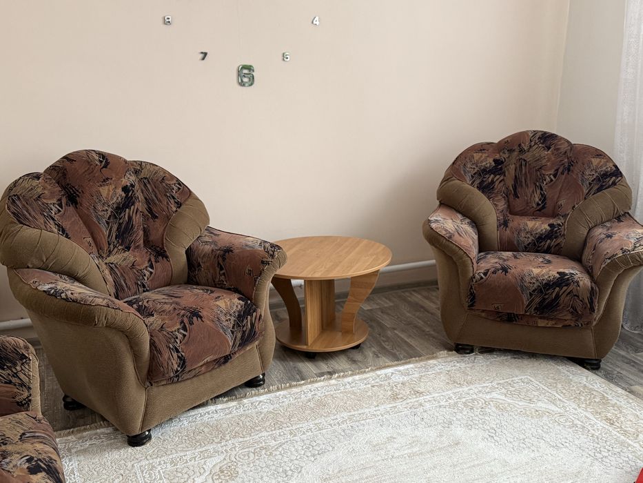 Продам диван с двумя креслами