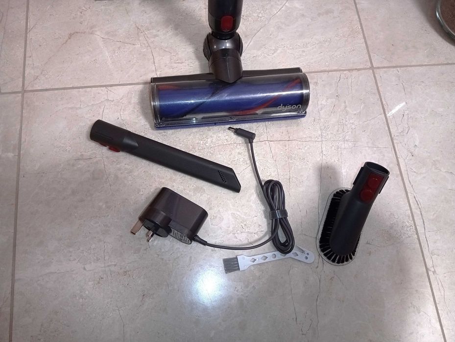 Много добра прахосмукачка Dyson V7 с добра батерия и аксесоари