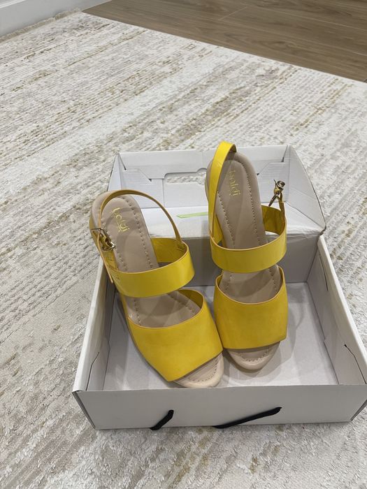 Сандалии на платформе