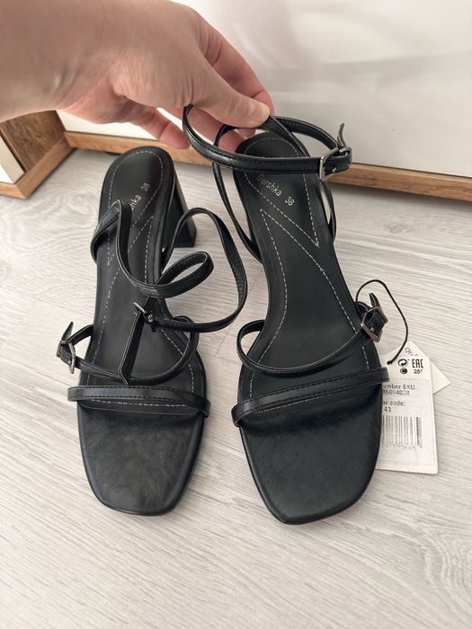 Обувки - Сандали на нисък ток черни Bershka