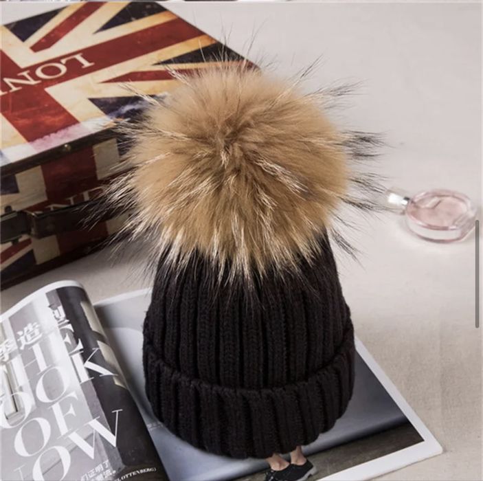 дамска шапка зимна голям естествен пух лисица тик так копче и се сваля