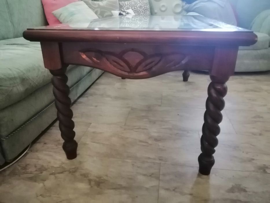 Масивна холна маса с дърворезба