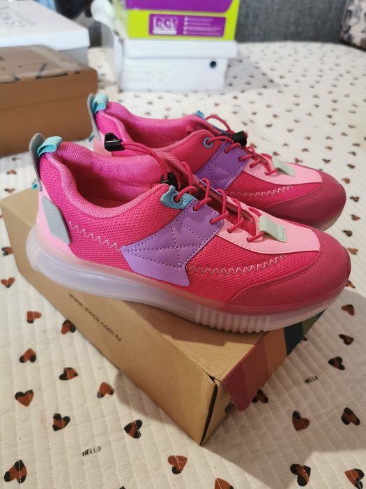 Продам детские кроссовки