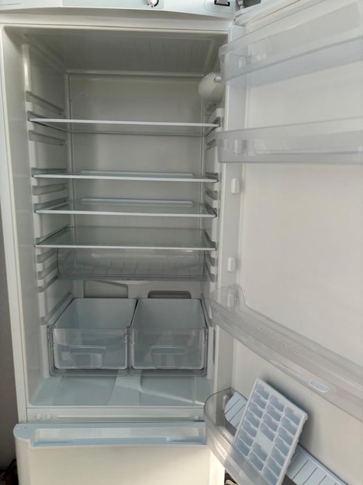 Холодильник Indesit в хорошем состоянии