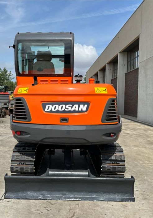 Midi-excavator Doosan DX55-9C (2018) • 4000 Ore •5.5 tone . Șenile Oțel + Cauciuc • București