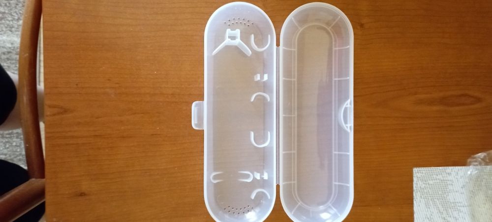 Vând etui/cutie protectoare si rezervă periuță de dinți