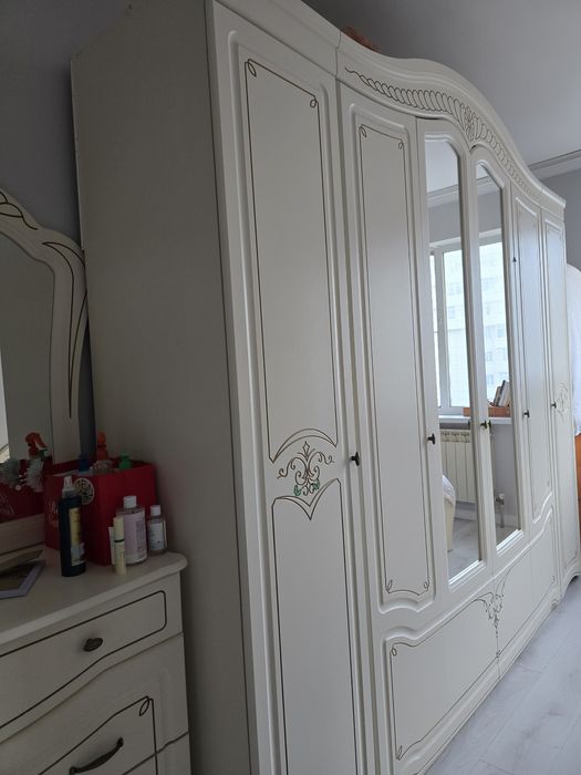 Продаю спальный гарнитур