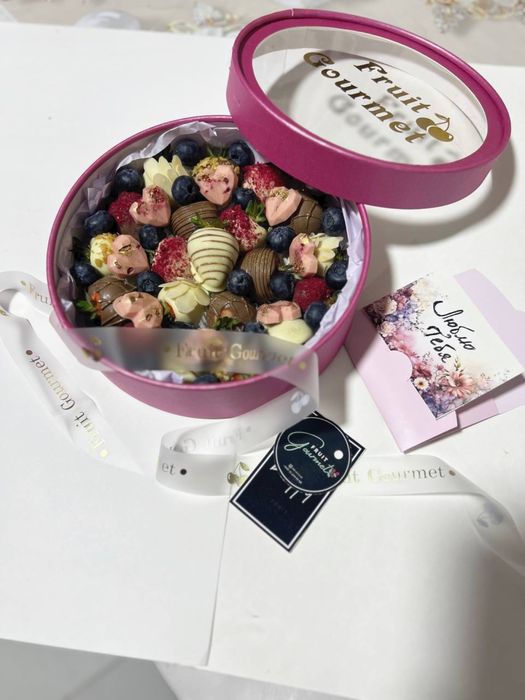 Клубника в шоколаде—не лакомство а маленькая история любви.Подарки