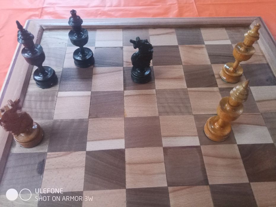 Шахматна дъска от масивно дърво