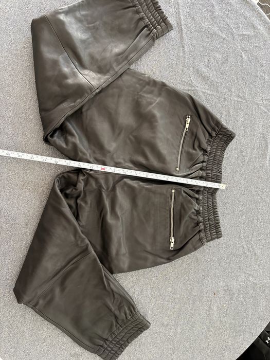 Pantaloni negri din piele – mărimea S  Vând pantaloni negri din piele, mărimea S.