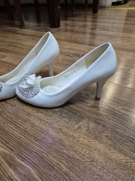 Туфли белые праздничные
