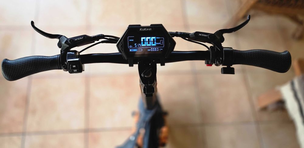 Vand trotineta electrica Kukirin G3 Pro utilizata 97% pe drumuri asfaltate.Are 830 km(reali) si a fost condusa cu prudenta, neavand zgarieturi majore!