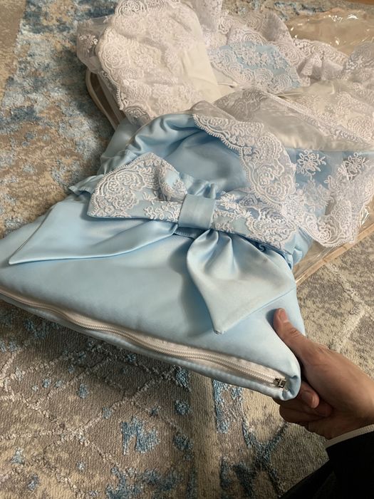 Новый конверт и одежда для новорождённых.