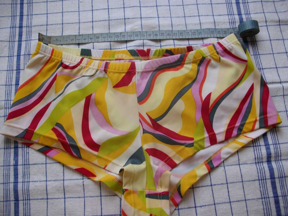 Продавам чисто нови дамски бански половинки