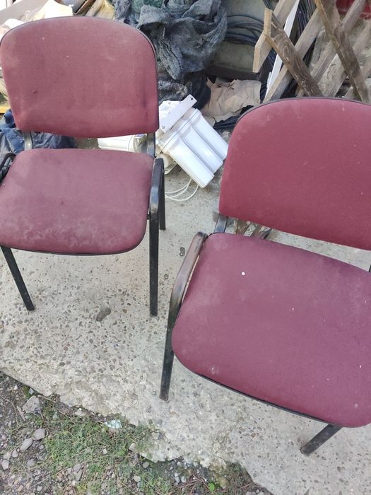 Vând Scaune tapitate de birou