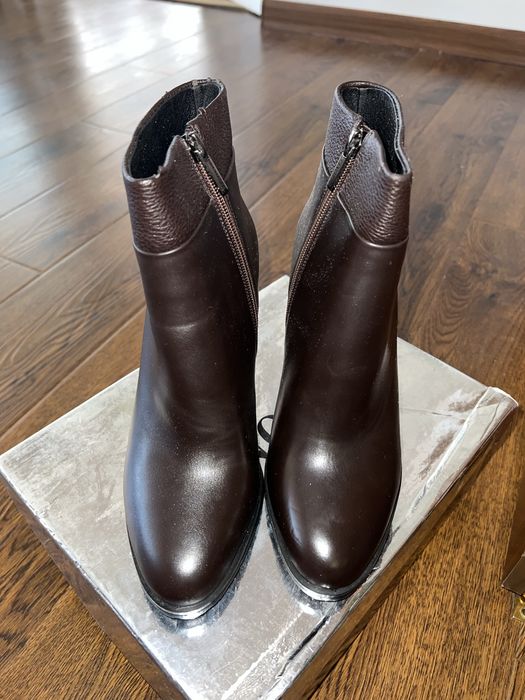 Демисезонные полусапожки коричневого цвета 38 размер