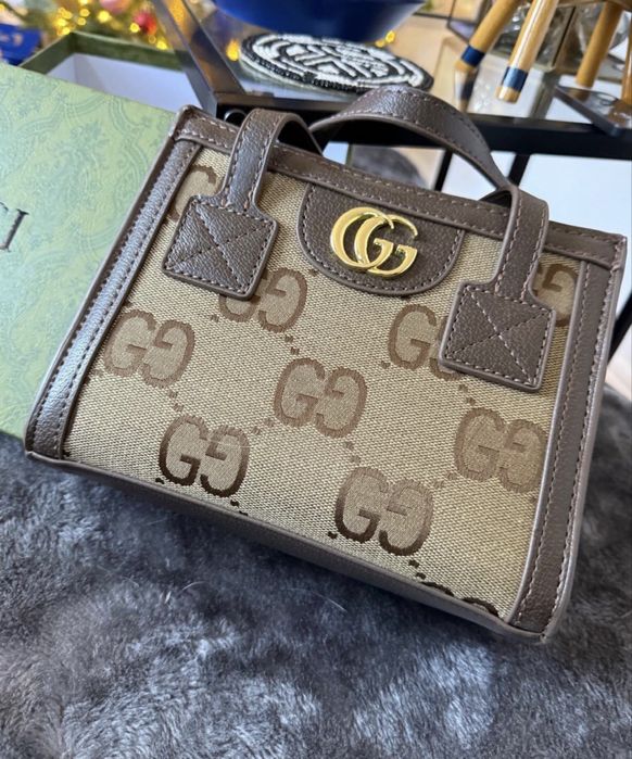 O copie perfecta de Geanta Gucci  cu palarie de vara