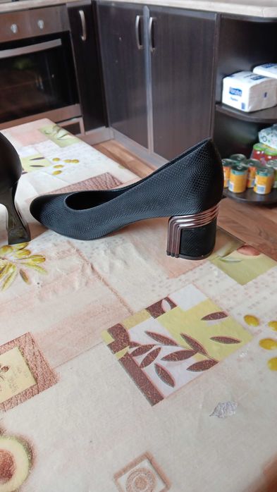 Обувки чисто нови