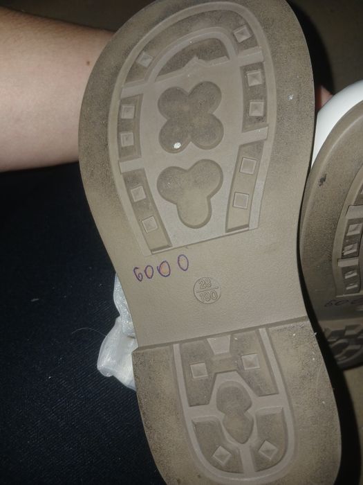 Продам детские туфли 6.000