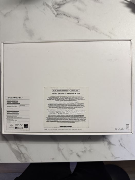 Vând MacBook Air 13” cu SSD de 256 GB