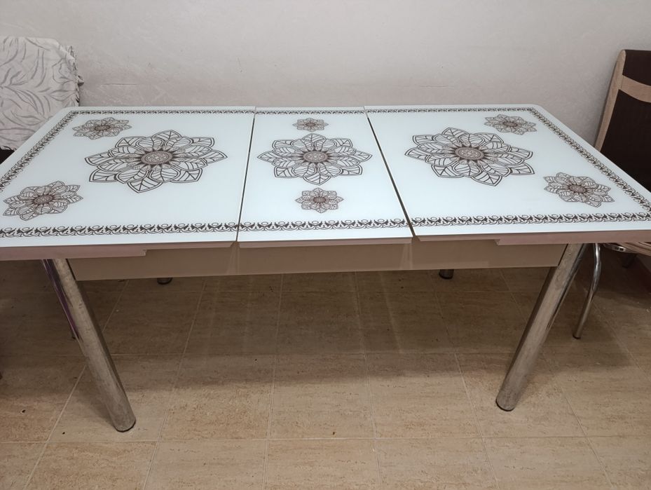 Раздвижной стеклянный стол