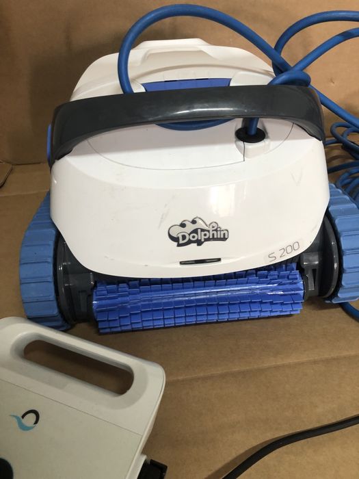 Roboti aspirator curatare intretinere piscina Dolphin S200 S300 M400